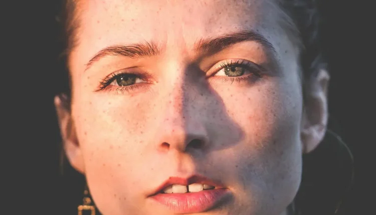 Ela me olha e sorri: o que significa este comportamento feminino