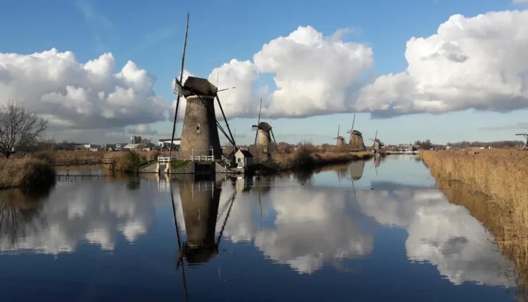 Encantadores Moinhos: Energia Renovável para um Futuro Sustentável