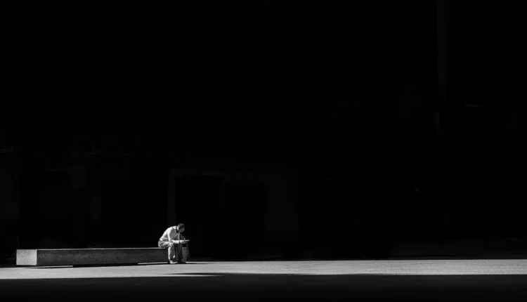 O que significa by antes do nome: uso correto desta preposição