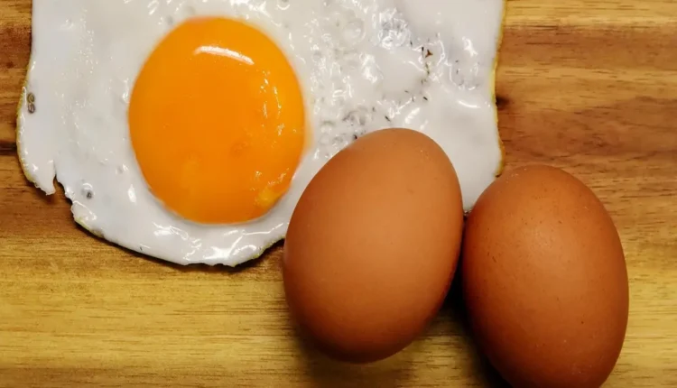 Ovo frito na geladeira dura quanto tempo: validade e segurança alimentar