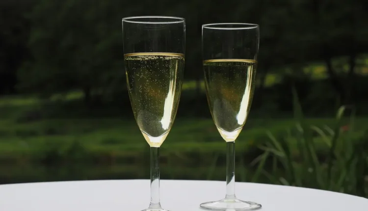 Pode gelar e degelar espumante fechado: impacto na qualidade