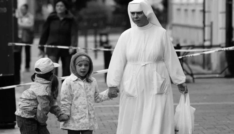 Quanto uma freira ganha: remuneração e vida financeira nas ordens