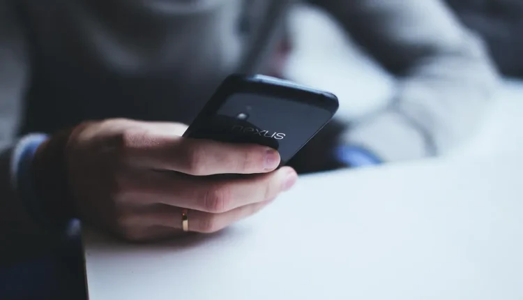 O que significa oiii com 3 i: interpretação no whatsapp