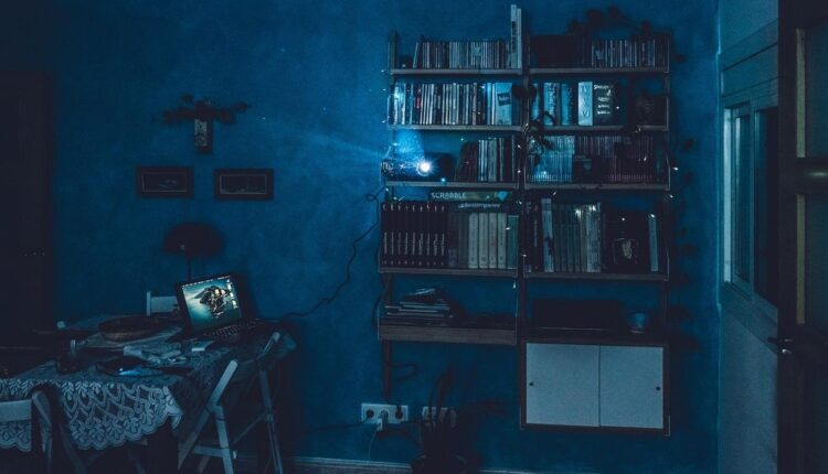 Tv gigante ou projetor? Qual é melhor?