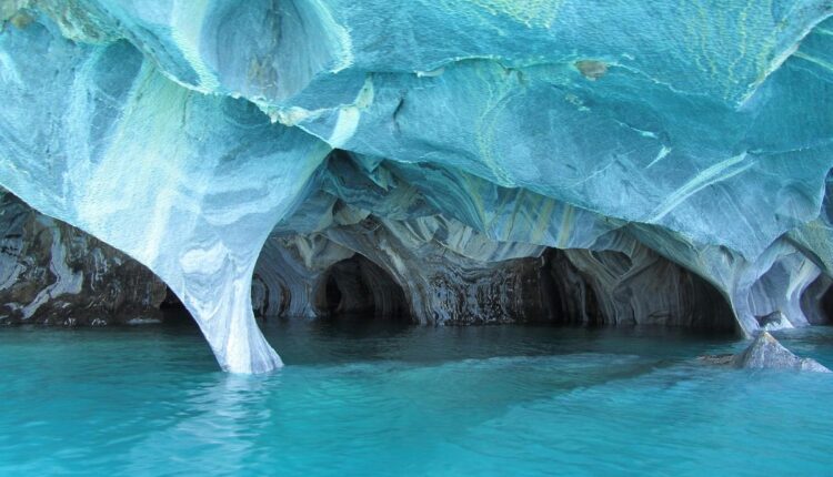 Descubra uma caverna famosa por lago azul profundo em Bonito no Mato Grosso do Sul